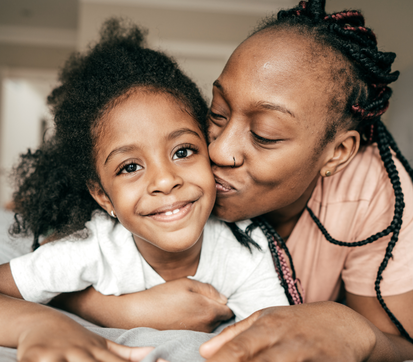 Famille apprenant à prendre soin des cheveux ensemble